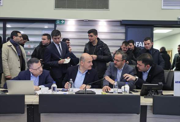 Cumhurbaşkanı Yardımcısı Oktay ve bazı bakanlar deprem çalışmalarını AFAD'dan koordine ediyor