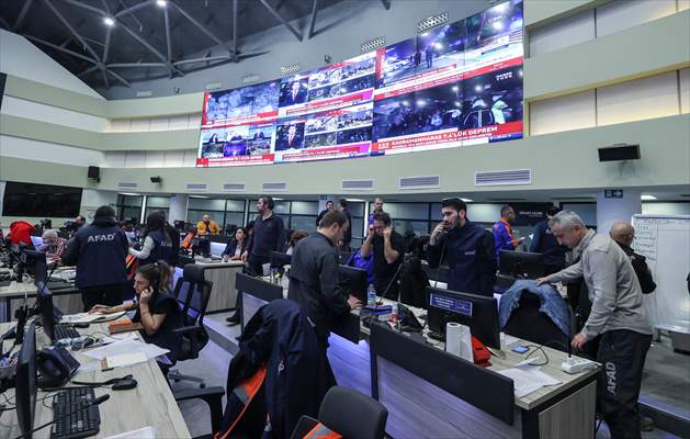 Cumhurbaşkanı Yardımcısı Oktay ve bazı bakanlar deprem çalışmalarını AFAD'dan koordine ediyor