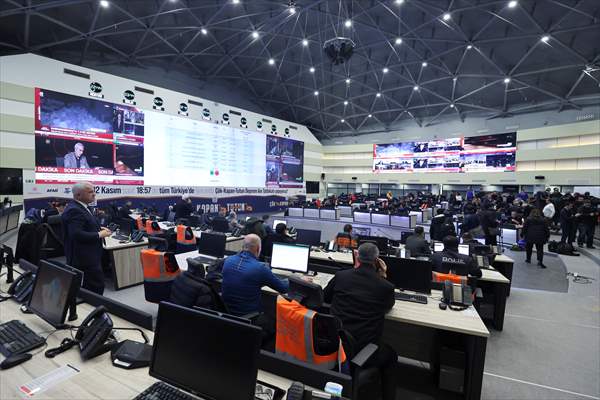 Cumhurbaşkanı Yardımcısı Oktay ve bazı bakanlar deprem çalışmalarını AFAD'dan koordine ediyor