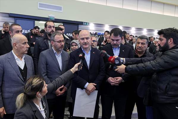 Cumhurbaşkanı Yardımcısı Oktay ve bazı bakanlar deprem çalışmalarını AFAD'dan koordine ediyor