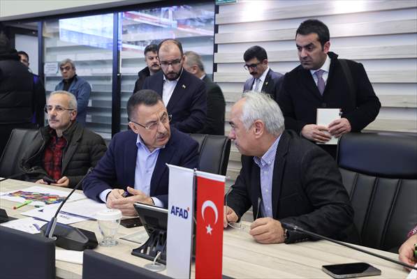 Cumhurbaşkanı Yardımcısı Oktay deprem çalışmalarını AFAD'dan koordine ediyor