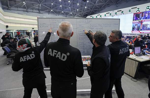 Cumhurbaşkanı Yardımcısı Oktay deprem çalışmalarını AFAD'dan koordine ediyor