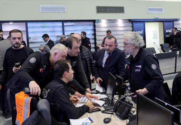 Cumhurbaşkanı Yardımcısı Oktay deprem çalışmalarını AFAD'dan koordine ediyor