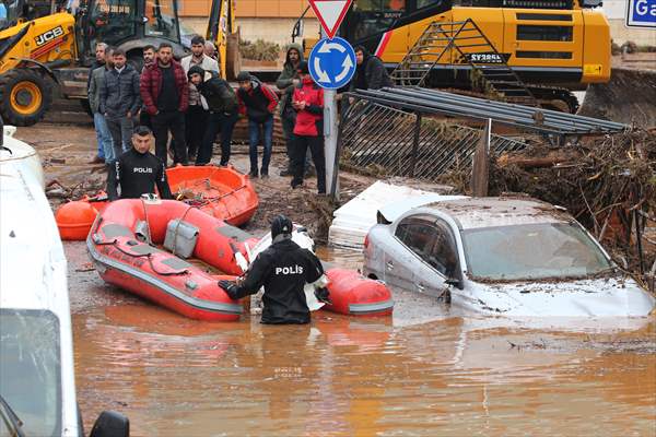 Rescue works continue for citizens stranded due to floods in Sanliurfa