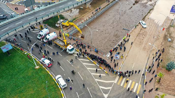 Şanlıurfa'da sel nedeniyle mahsur kalan vatandaşların kurtarılması için çalışma sürüyor
