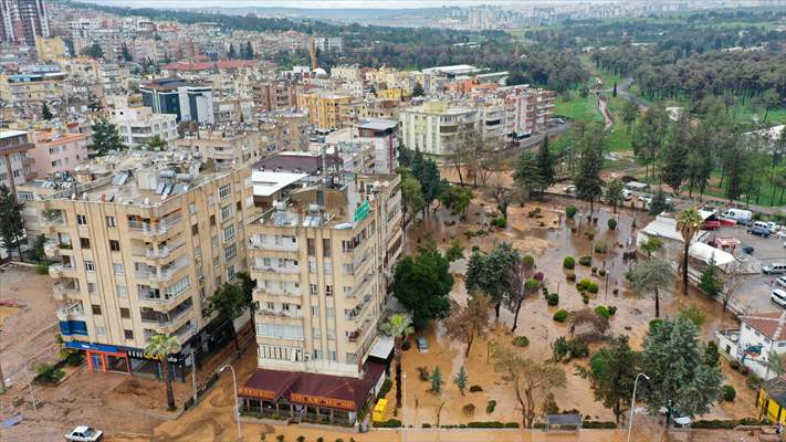 Şanlıurfa'da sel nedeniyle mahsur kalan vatandaşların kurtarılması için çalışma sürüyor