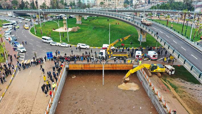 Şanlıurfa'da sel nedeniyle mahsur kalan vatandaşların kurtarılması için çalışma sürüyor