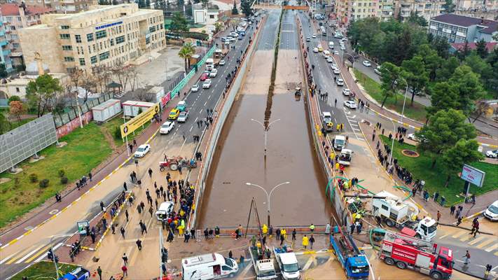 Şanlıurfa'da sel nedeniyle mahsur kalan vatandaşların kurtarılması için çalışma sürüyor