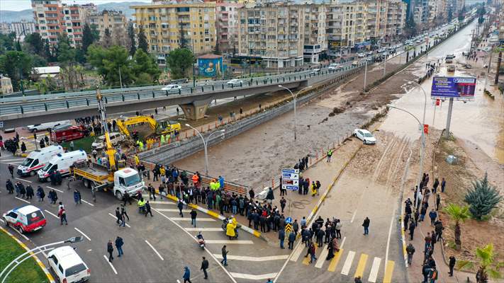 Şanlıurfa'da sel nedeniyle mahsur kalan vatandaşların kurtarılması için çalışma sürüyor