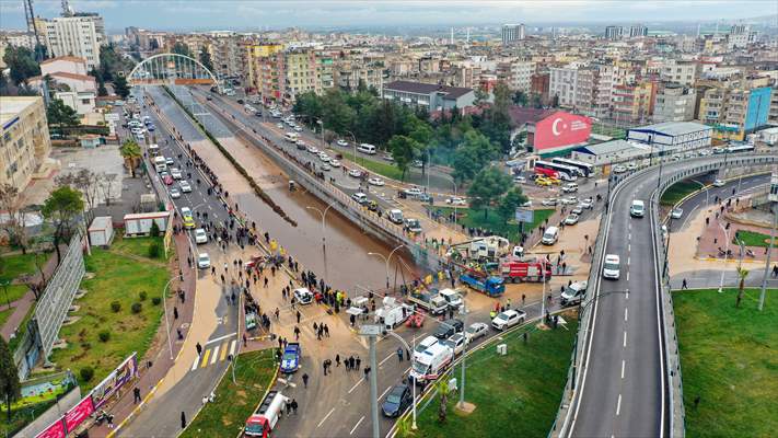 Şanlıurfa'da sel nedeniyle mahsur kalan vatandaşların kurtarılması için çalışma sürüyor