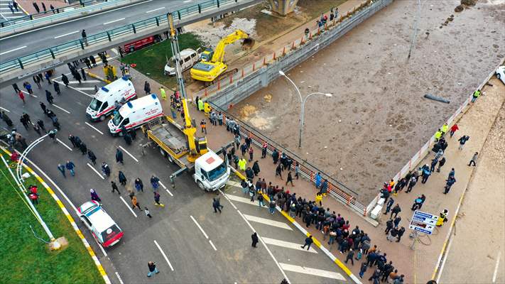 Şanlıurfa'da sel nedeniyle mahsur kalan vatandaşların kurtarılması için çalışma sürüyor