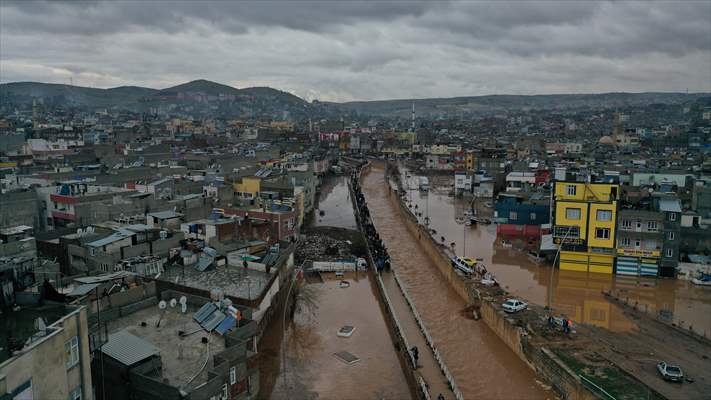 Şanlıurfa'da sel nedeniyle mahsur kalan vatandaşların kurtarılması için çalışma sürüyor