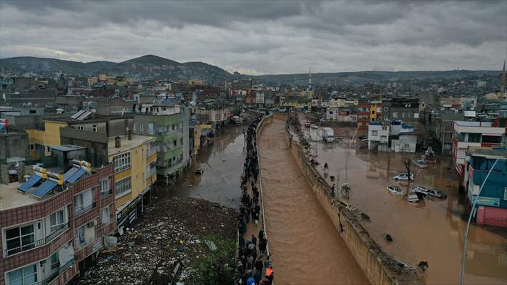 Şanlıurfa'da sel nedeniyle mahsur kalan vatandaşların kurtarılması için çalışma sürüyor