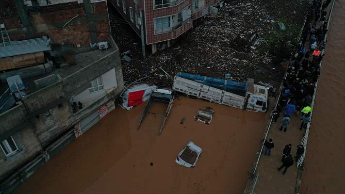 Şanlıurfa'da sel nedeniyle mahsur kalan vatandaşların kurtarılması için çalışma sürüyor