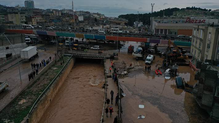 Şanlıurfa'da sel nedeniyle mahsur kalan vatandaşların kurtarılması için çalışma sürüyor