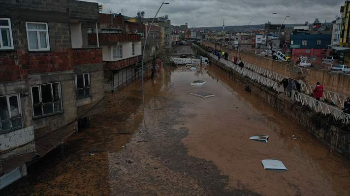 Şanlıurfa'da sel nedeniyle mahsur kalan vatandaşların kurtarılması için çalışma sürüyor