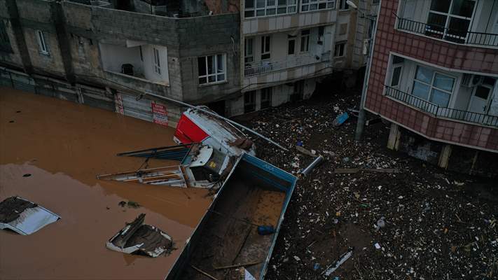Şanlıurfa'da sel nedeniyle mahsur kalan vatandaşların kurtarılması için çalışma sürüyor