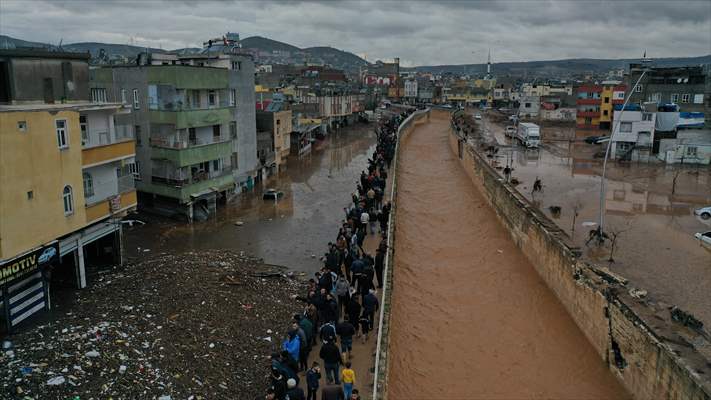 Şanlıurfa'da sel nedeniyle mahsur kalan vatandaşların kurtarılması için çalışma sürüyor