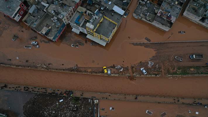 Şanlıurfa'da sel nedeniyle mahsur kalan vatandaşların kurtarılması için çalışma sürüyor