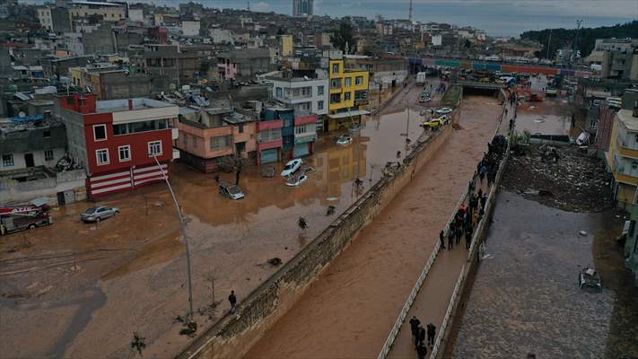 Şanlıurfa'da sel nedeniyle mahsur kalan vatandaşların kurtarılması için çalışma sürüyor
