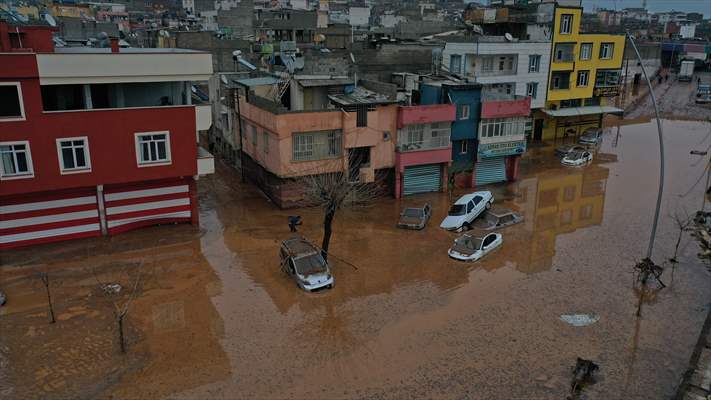 Şanlıurfa'da sel nedeniyle mahsur kalan vatandaşların kurtarılması için çalışma sürüyor