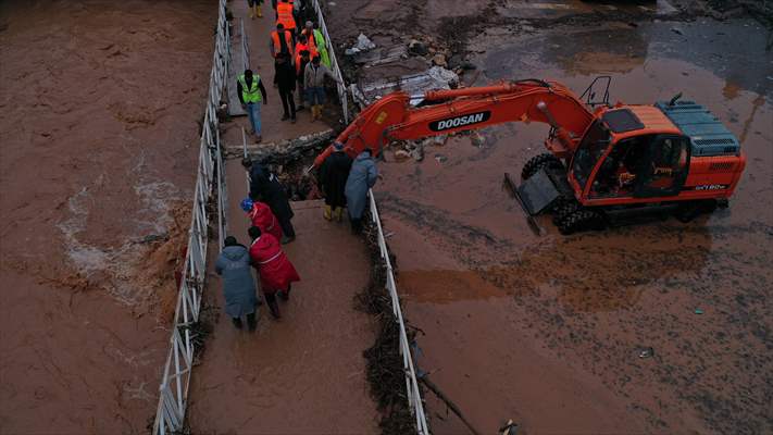 Şanlıurfa'da sel nedeniyle mahsur kalan vatandaşların kurtarılması için çalışma sürüyor