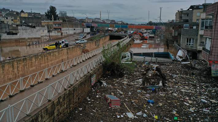 Şanlıurfa'da sel nedeniyle mahsur kalan vatandaşların kurtarılması için çalışma sürüyor
