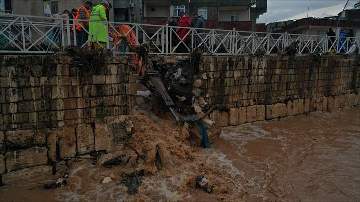 Şanlıurfa'da sel nedeniyle mahsur kalan vatandaşların kurtarılması için çalışma sürüyor
