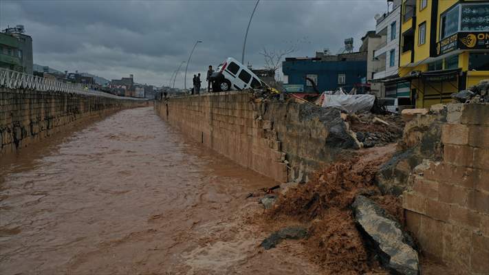 Şanlıurfa'da sel nedeniyle mahsur kalan vatandaşların kurtarılması için çalışma sürüyor