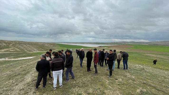 Şanlıurfa'da sel nedeniyle çöken yoldan geçen tır suya kapıldı