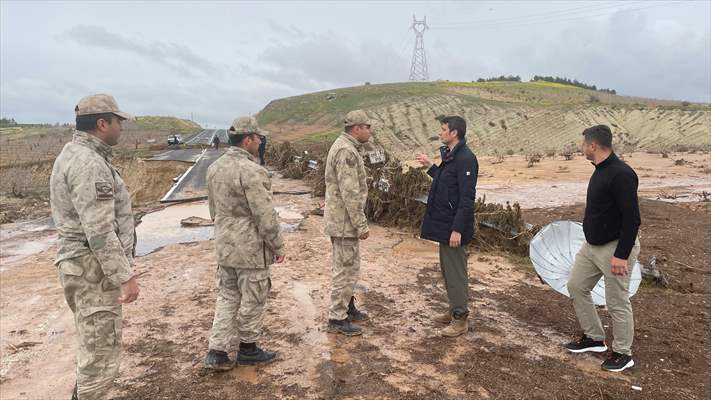 Şanlıurfa'da sel nedeniyle çöken yoldan geçen tır suya kapıldı