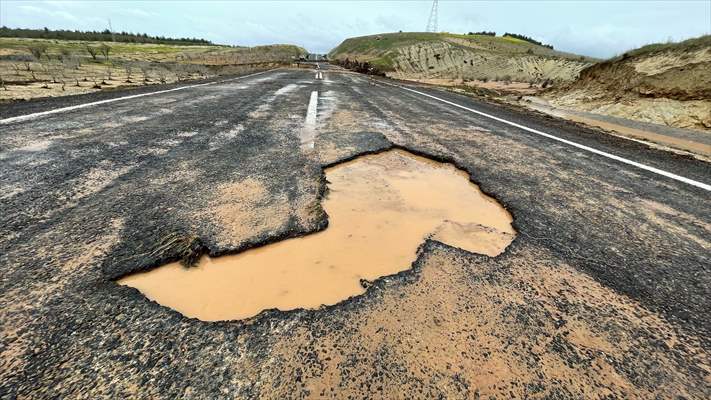 Şanlıurfa'da sel nedeniyle çöken yoldan geçen tır suya kapıldı