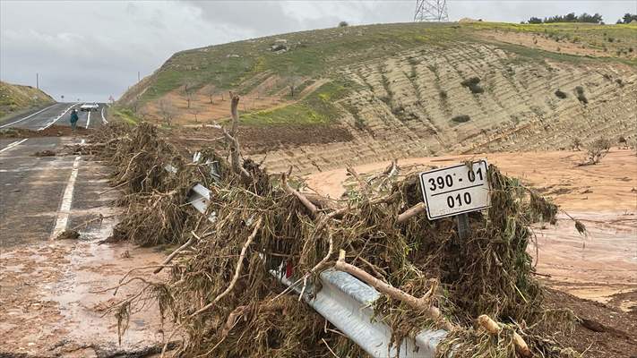 Şanlıurfa'da sel nedeniyle çöken yoldan geçen tır suya kapıldı