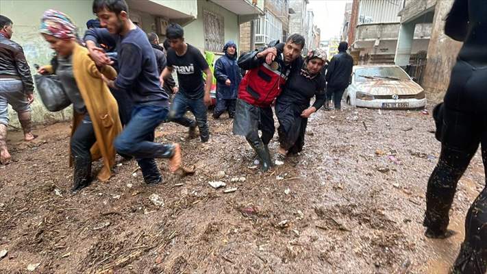 Şanlıurfa'da sel nedeniyle mahsur kalan vatandaşların kurtarılması için çalışma sürüyor