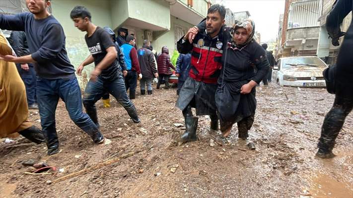 Şanlıurfa'da sel nedeniyle mahsur kalan vatandaşların kurtarılması için çalışma sürüyor