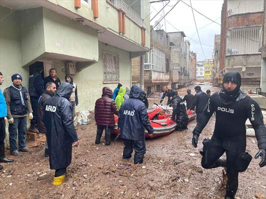 Şanlıurfa'da sel nedeniyle mahsur kalan vatandaşların kurtarılması için çalışma sürüyor