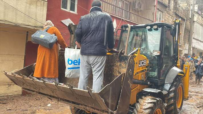 Şanlıurfa'da sel nedeniyle mahsur kalan vatandaşların kurtarılması için çalışma sürüyor