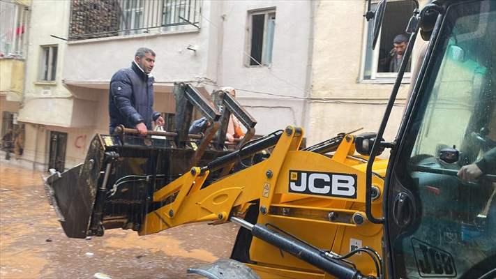 Şanlıurfa'da sel nedeniyle mahsur kalan vatandaşların kurtarılması için çalışma sürüyor