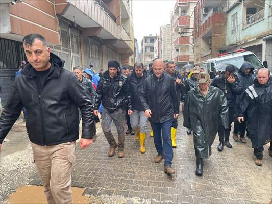 Şanlıurfa'da sel nedeniyle mahsur kalan vatandaşların kurtarılması için çalışma sürüyor