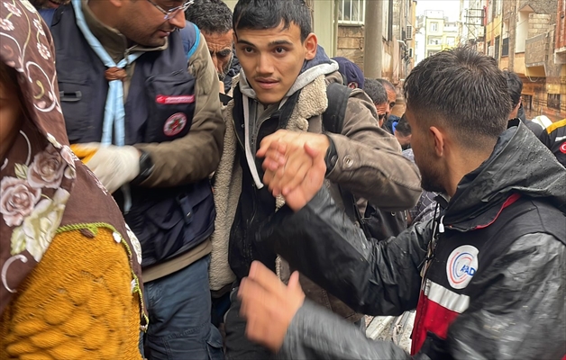 Şanlıurfa'da sel nedeniyle mahsur kalan vatandaşların kurtarılması için çalışma sürüyor