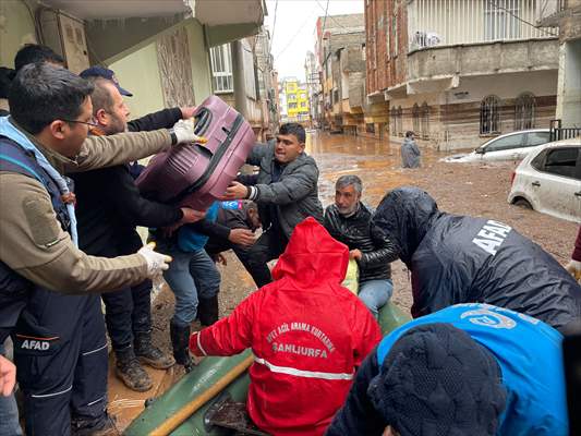 Şanlıurfa'da sel nedeniyle mahsur kalan vatandaşların kurtarılması için çalışma sürüyor