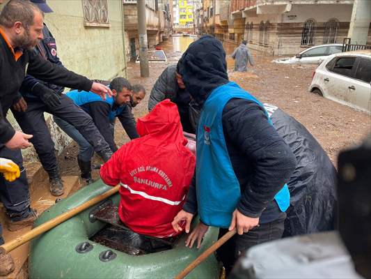 Şanlıurfa'da sel nedeniyle mahsur kalan vatandaşların kurtarılması için çalışma sürüyor