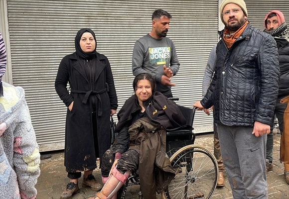 Şanlıurfa'da sel nedeniyle mahsur kalan vatandaşların kurtarılması için çalışma sürüyor