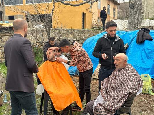 Şemdinli'de kuaför adayları köydeki engelli, yaşlı ve çocukları tıraş etti