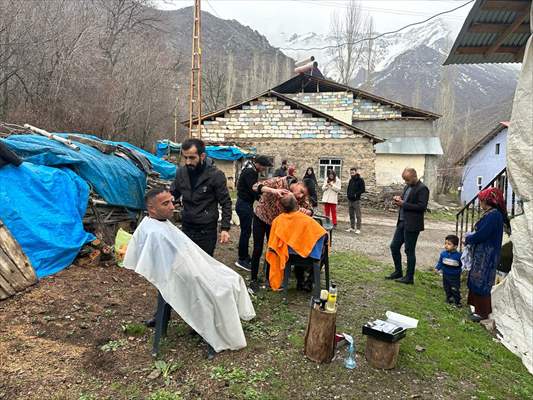 Şemdinli'de kuaför adayları köydeki engelli, yaşlı ve çocukları tıraş etti