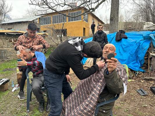 Şemdinli'de kuaför adayları köydeki engelli, yaşlı ve çocukları tıraş etti