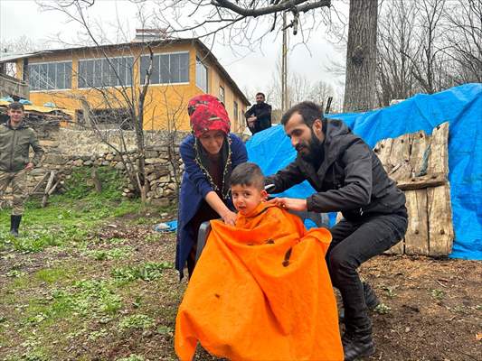 Şemdinli'de kuaför adayları köydeki engelli, yaşlı ve çocukları tıraş etti