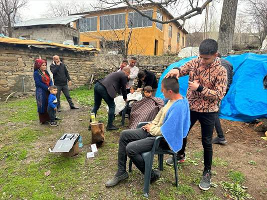 Şemdinli'de kuaför adayları köydeki engelli, yaşlı ve çocukları tıraş etti
