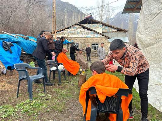 Şemdinli'de kuaför adayları köydeki engelli, yaşlı ve çocukları tıraş etti