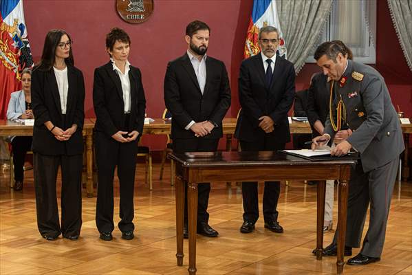 Chileans pay tribute to police officer killed by criminals